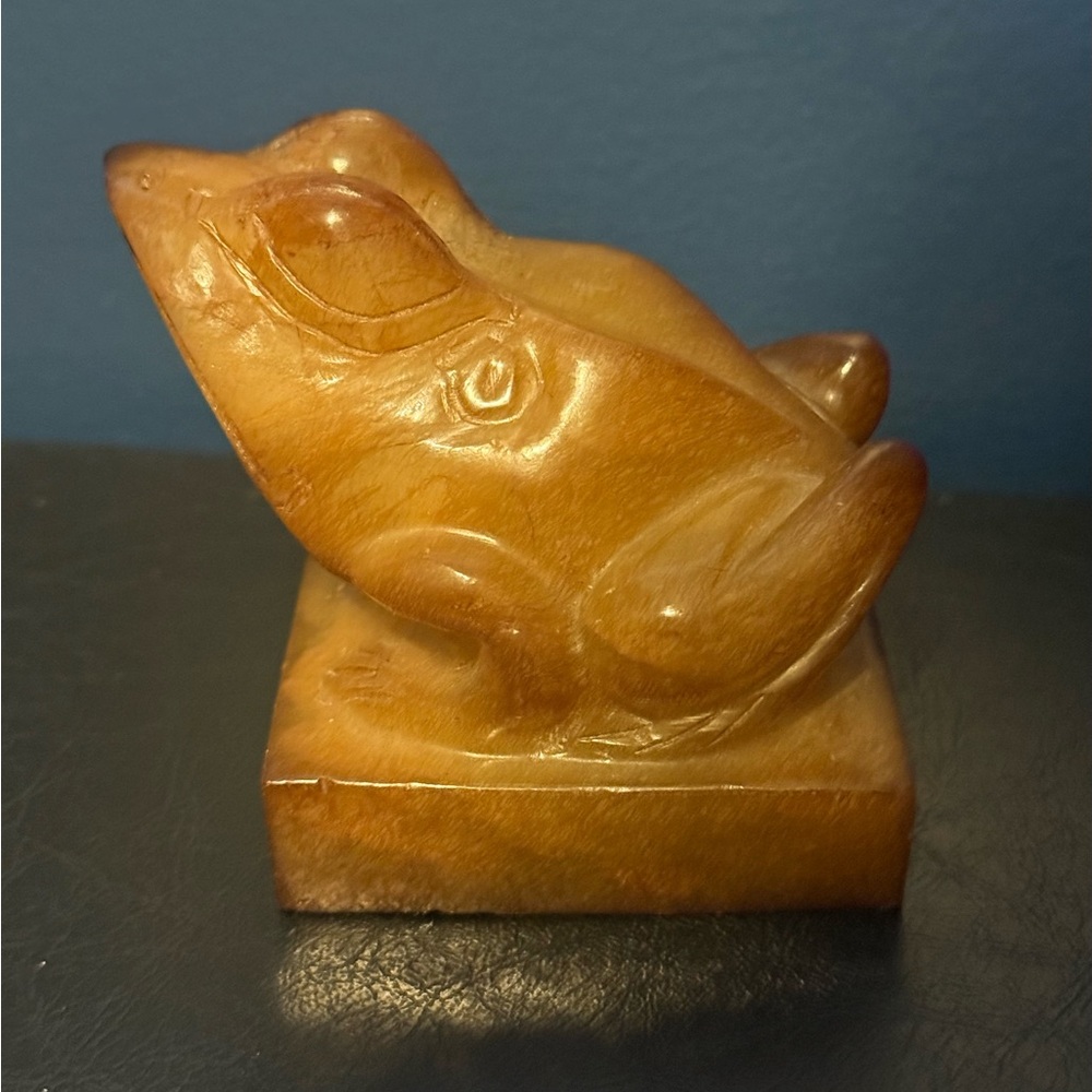 Vintage 1988 Hand-Carved Nephrite Jade Frog Sculpture - Portland Art Museum